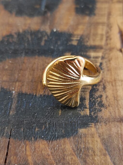 Whale tail golden ring