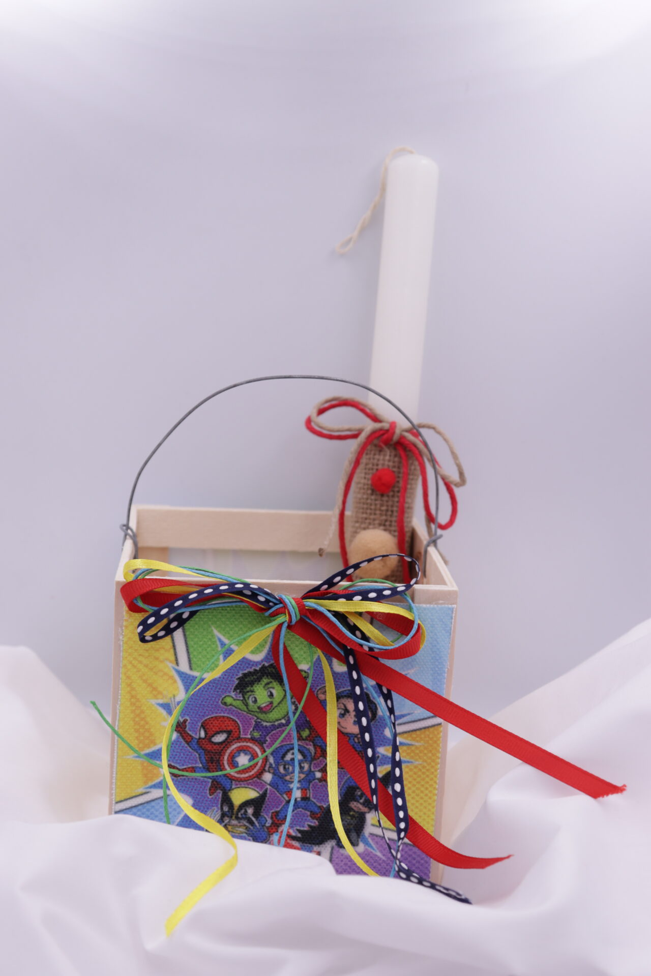 Πασχαλινό σετ με χειροποιήτη λαμπάδα και ξύλινο φαναράκι με σχέδιο Super Heroes