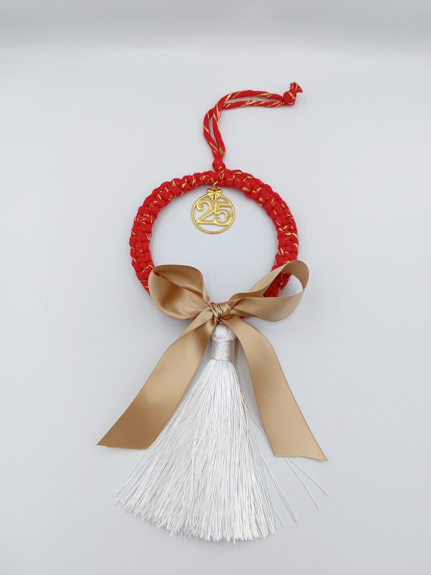 Γούρι κρίκος μακραμέ κόκκινο με φιόγκο και φούντα