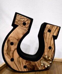 Γούρι 2026 πέταλο από ξύλο ελιάς επιτραπέζιο