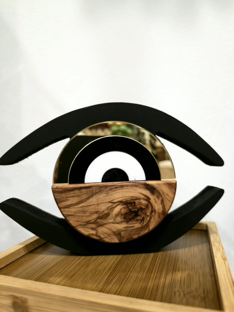 Γούρι 2026 μάτι περίγραμμα από ξύλο ελιάς επιτραπέζιο