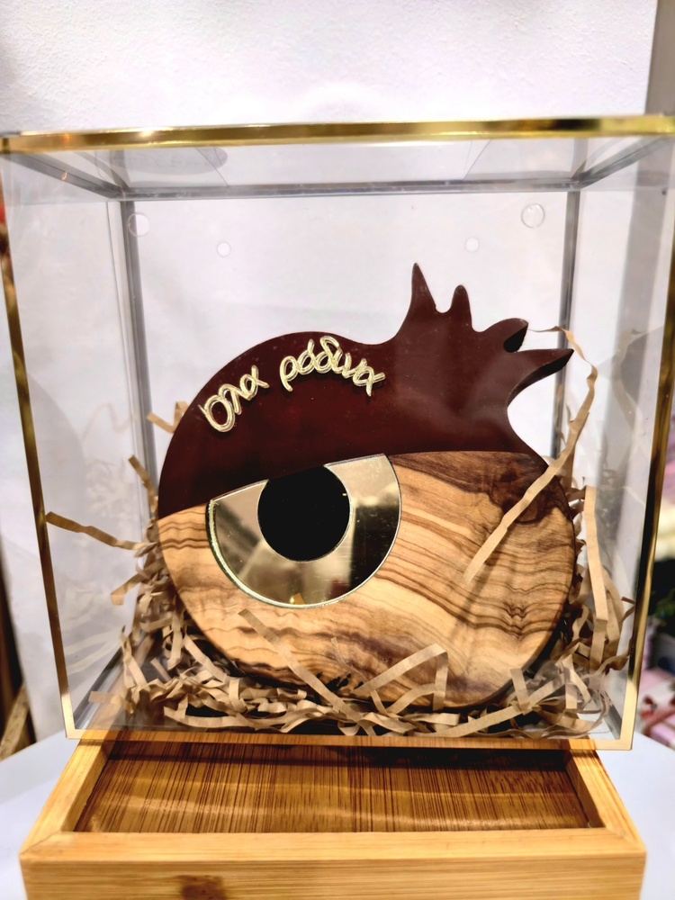 Γούρι 2026 ρόδι με μάτι όλα ρόδινα μπορντώ από ξύλο ελιάς επιτραπέζιο